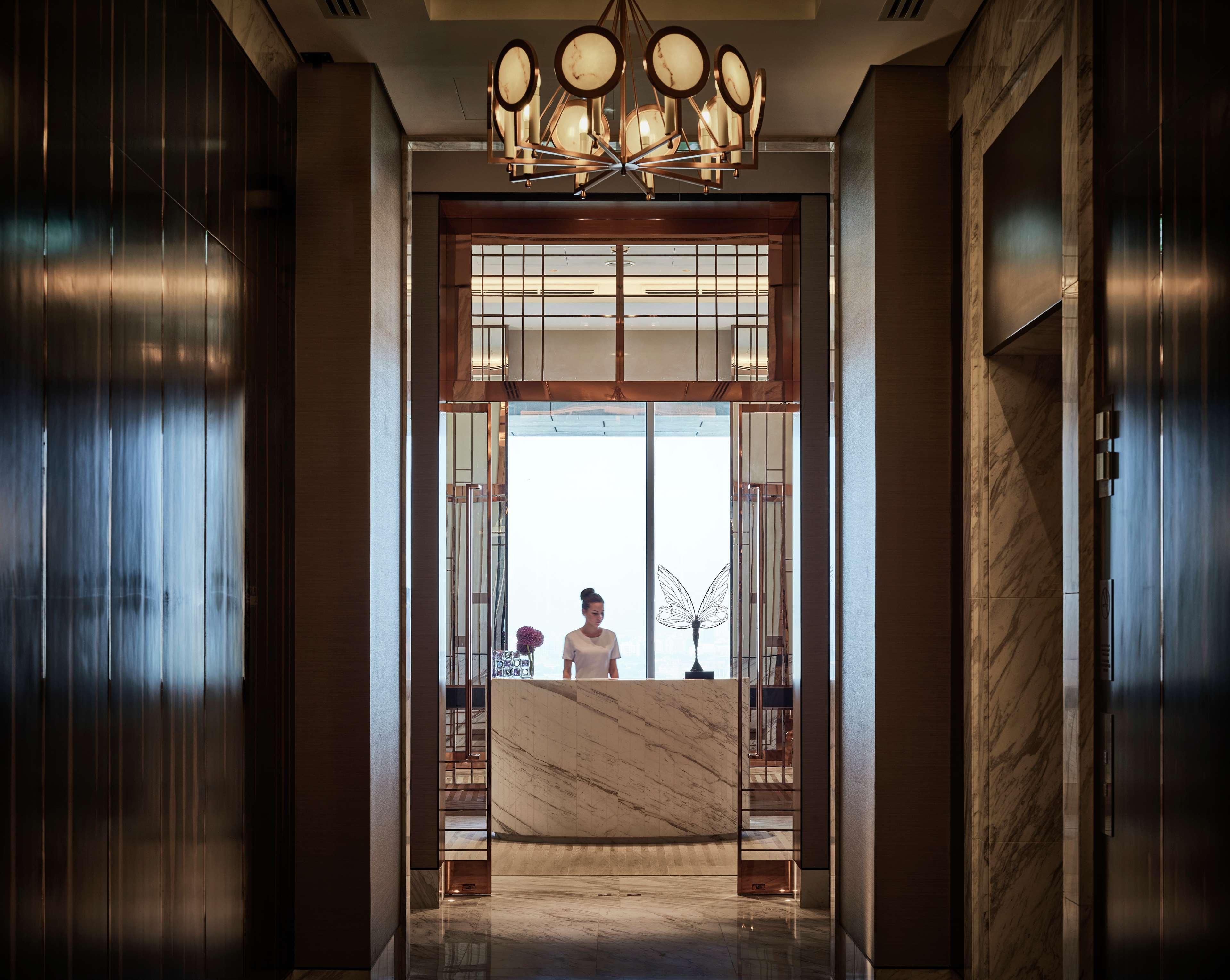 ウォルドルフ アストリア ドバイ インターナショナル ファイナンシャル センター エクステリア 写真 The Concierge