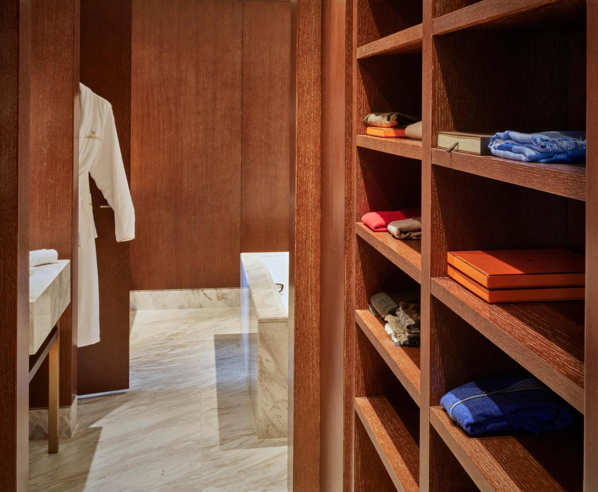 ウォルドルフ アストリア ドバイ インターナショナル ファイナンシャル センター エクステリア 写真 A walk-in closet